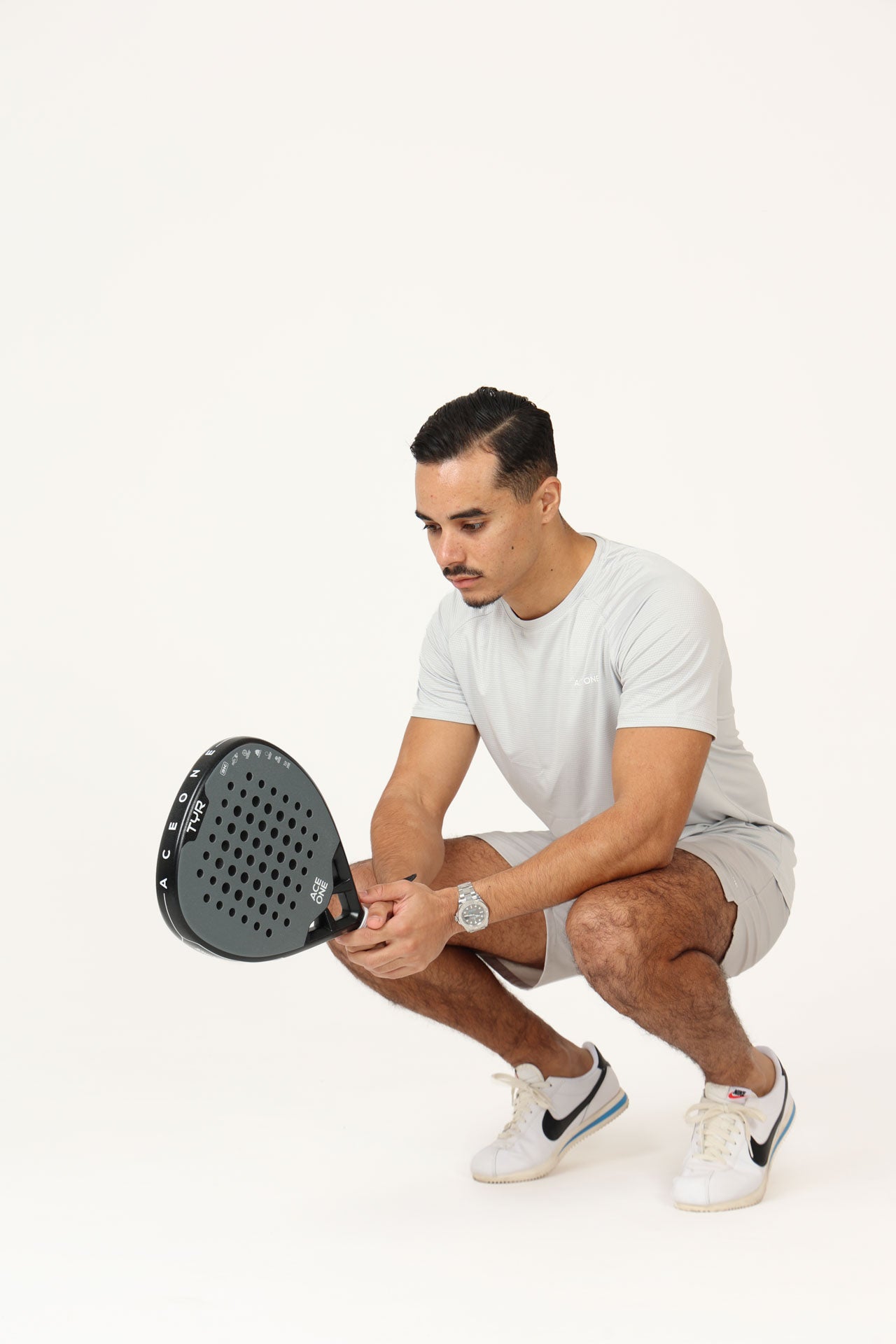 Joueur tenant la raquette padel ACE ONE TŸR Grey Silver