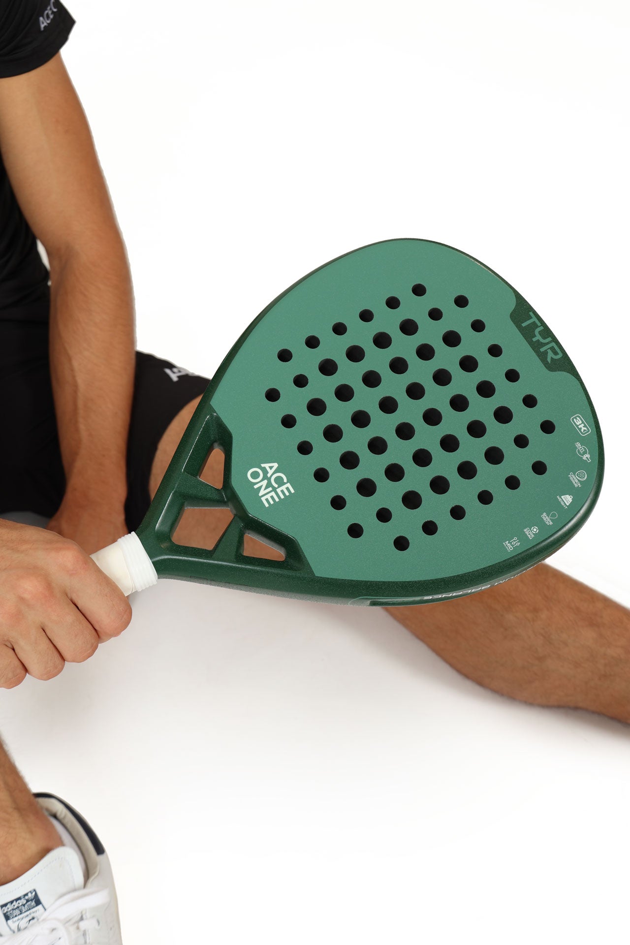 Joueur tenant la raquette padel ACE ONE TŸR Green sur le court