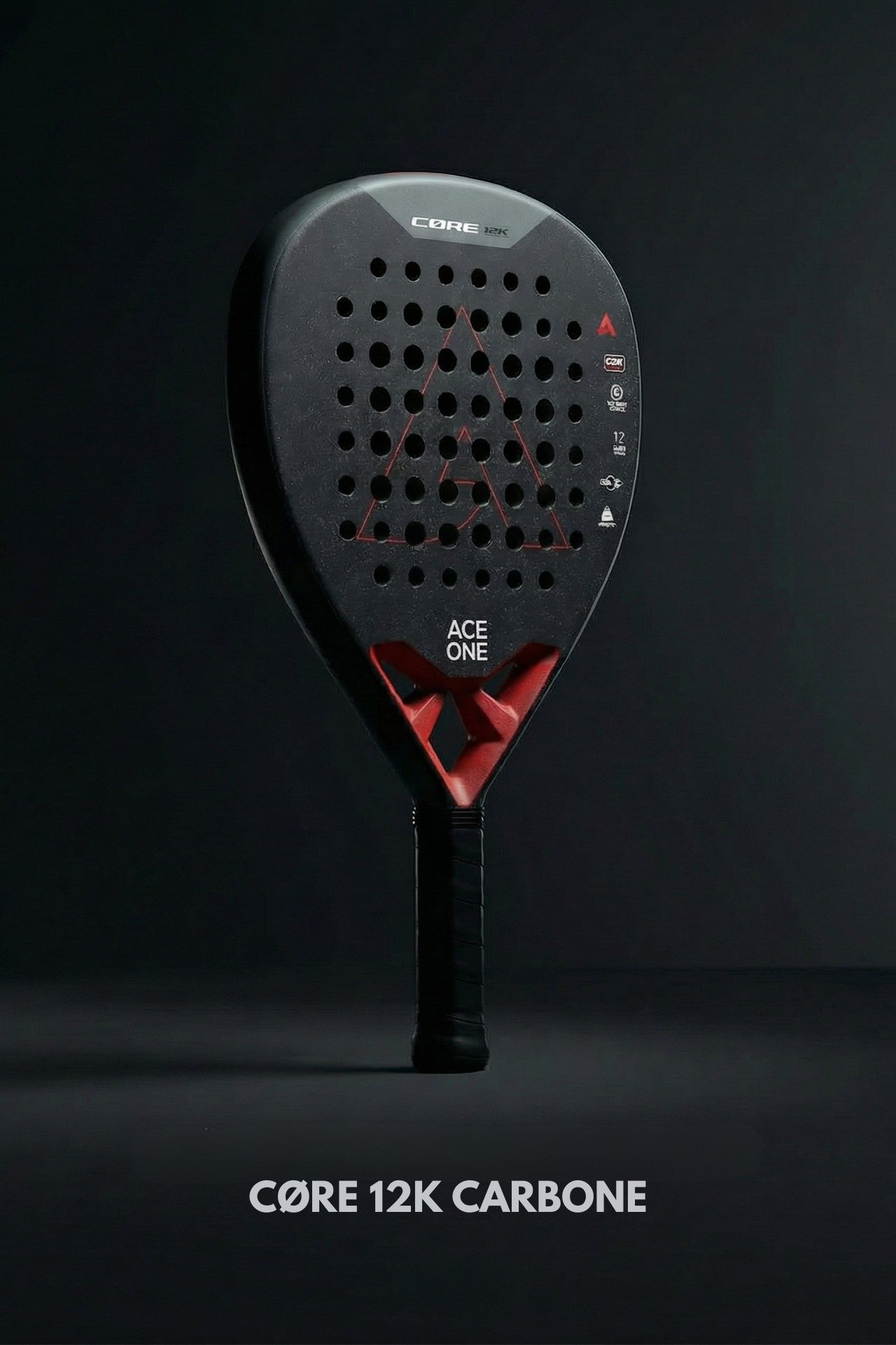 Joueur tenant la raquette padel ACE ONE Cøre 12k Carbon