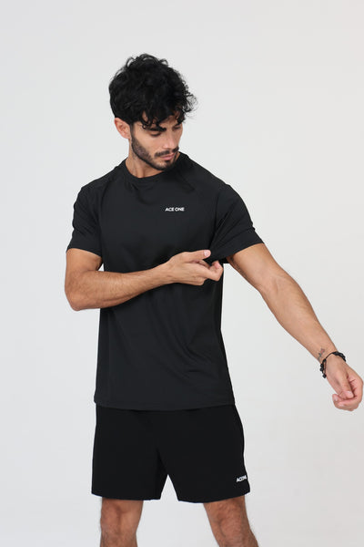 Homme en volée basse en short padel ACE ONE noir