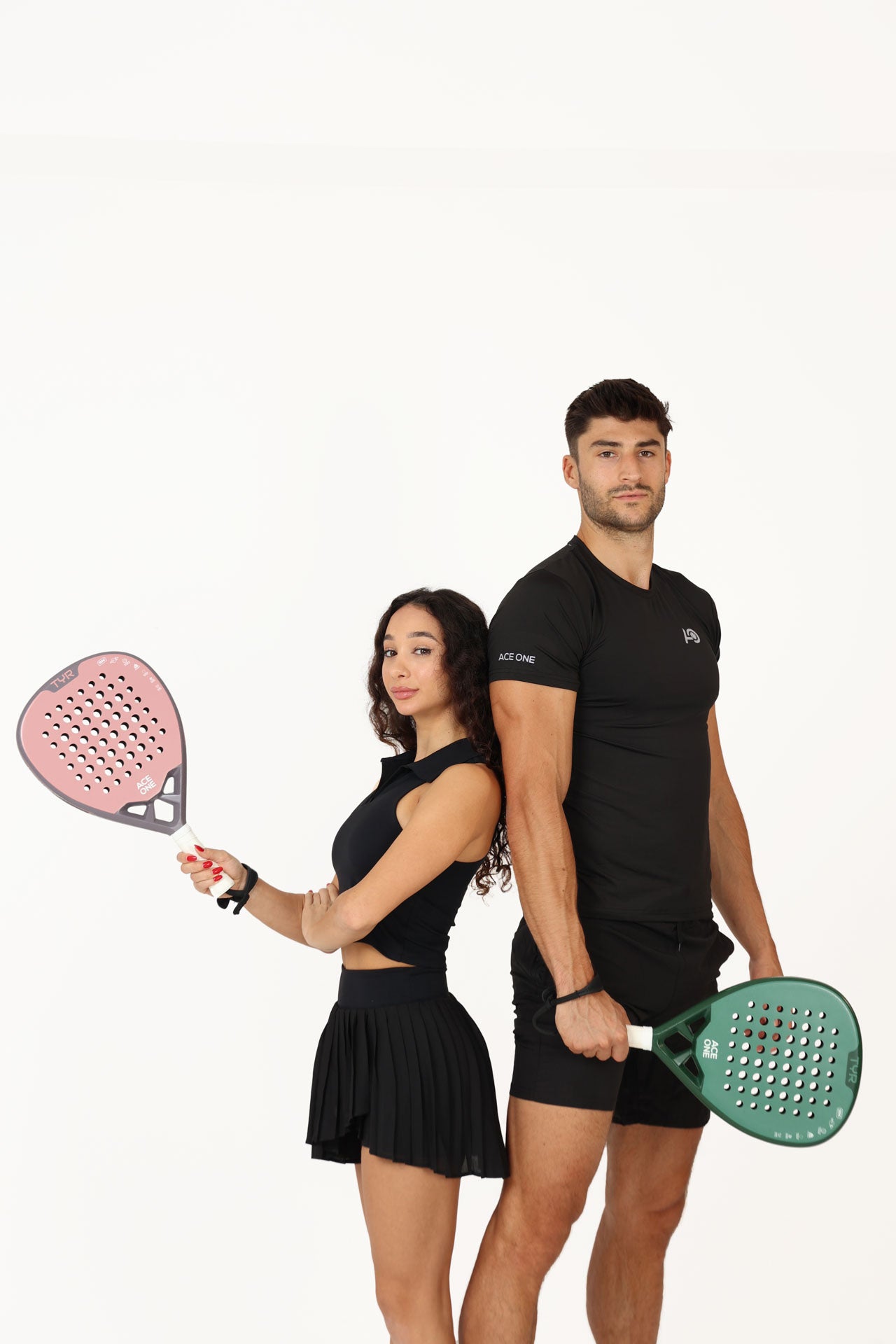 Joueuse tenant la raquette padel ACE ONE TŸR Pink