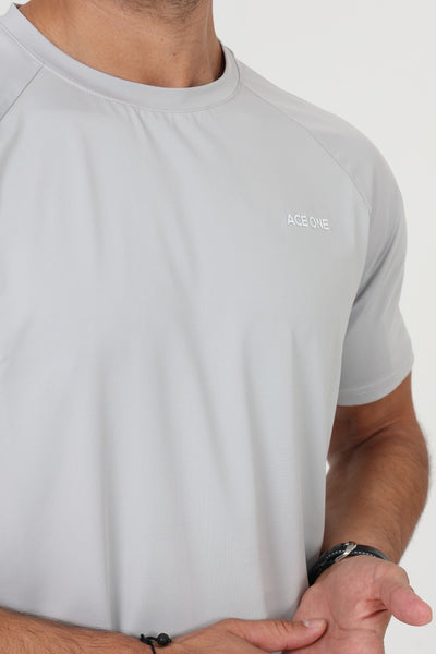 Homme au service en short padel ACE ONE gris