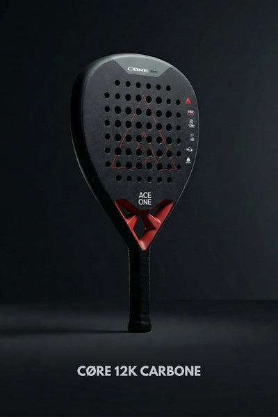 Joueur tenant la raquette padel ACE ONE Cøre 12k Carbon